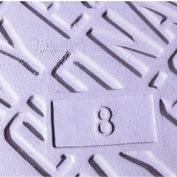 Women’s Size 8 Light Gray Crocs - Picture 4 of 5